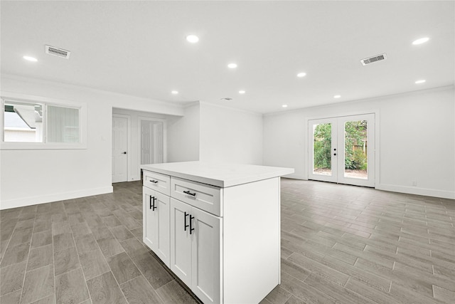 kitchen featuring visible vents, recessed lighting, wood finish floors, and a center island