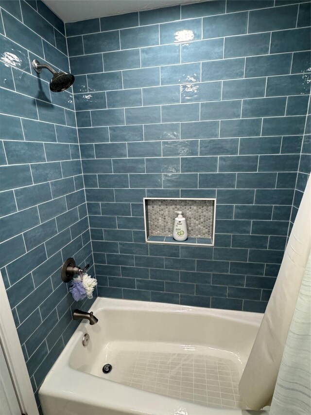 full bath with shower / tub combo with curtain