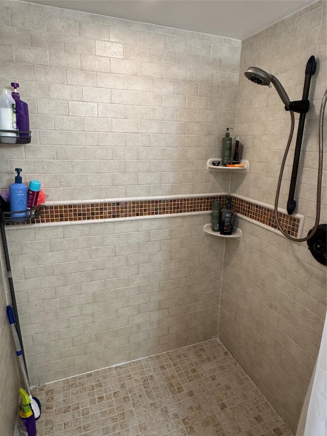 full bathroom featuring tiled shower