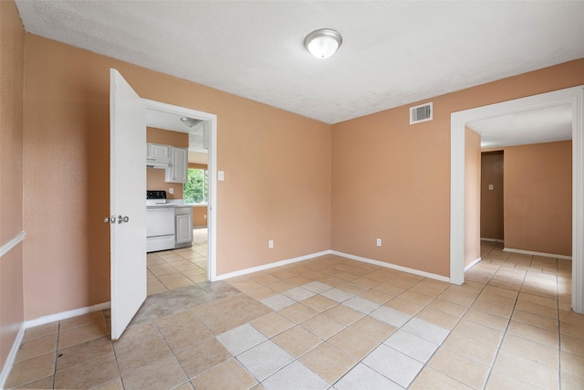 4027 Brookhead Trl, Houston, TX 77066 - unfurnished room featuring baseboards, light tile patterned flooring, and visible vents