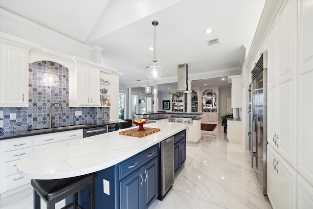 1623 Scenic Shore Dr, Kingwood, TX 77345 - kitchen featuring decorative backsplash, wine cooler, a center island, blue cabinets, and a sink
