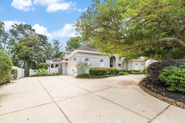 1623 Scenic Shore Dr, Kingwood, TX 77345 - view of front facade featuring an attached garage, fence, and driveway