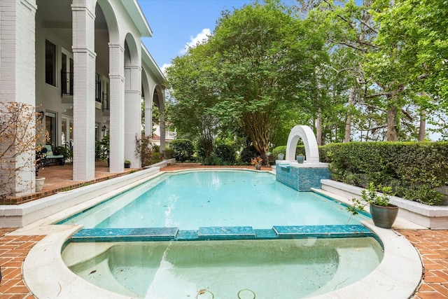 1623 Scenic Shore Dr, Kingwood, TX 77345 - view of swimming pool with a patio and a pool with connected hot tub