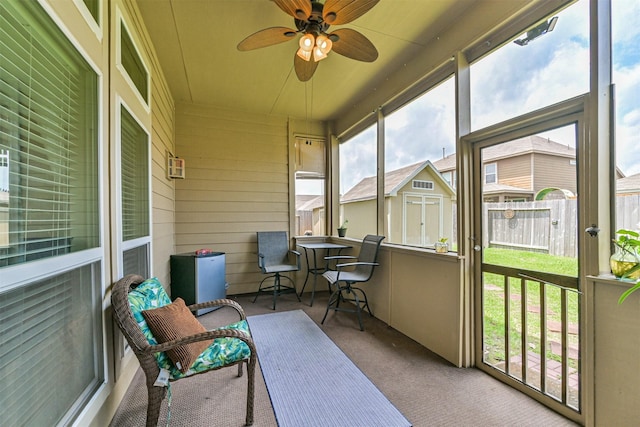 sunroom with ceiling fan