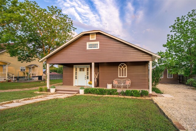 303 S Mechanic St, Fayetteville, TX 78940 - bungalow-style house with fence, a porch, and a front lawn