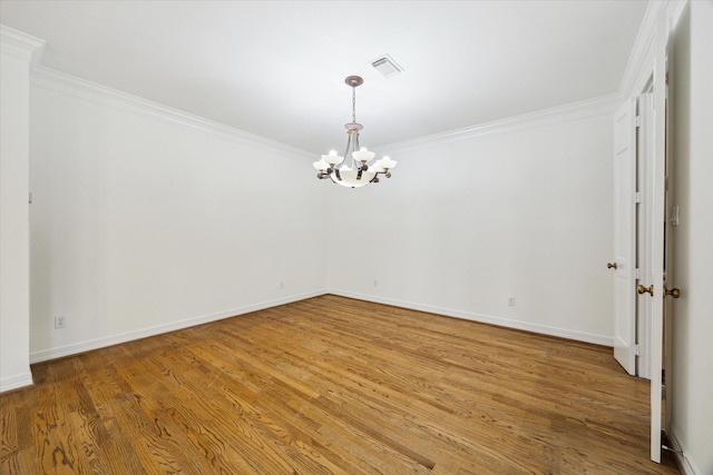 unfurnished room with light wood-type flooring, visible vents, ornamental molding, and a notable chandelier