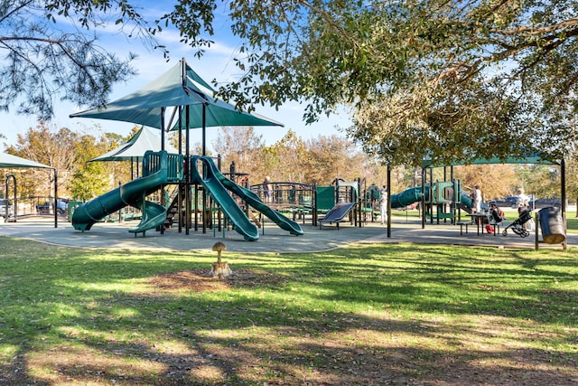 6115 Hamman St, Houston, TX 77007 - community play area with a lawn
