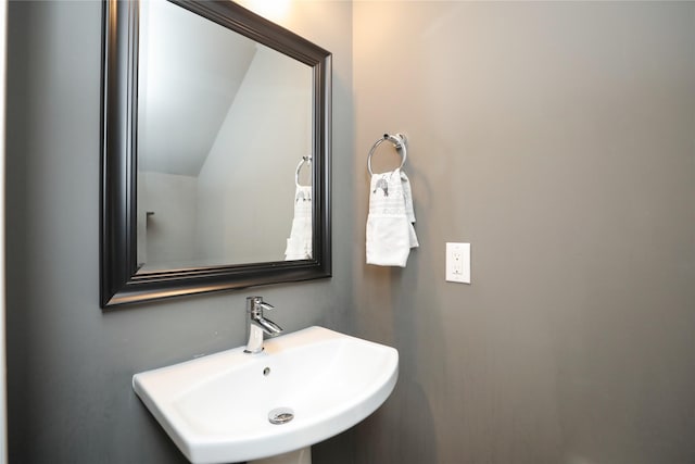 bathroom featuring a sink