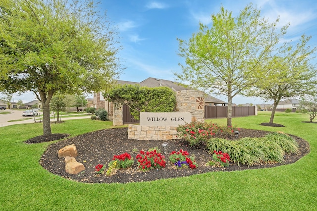 community sign featuring a yard and fence