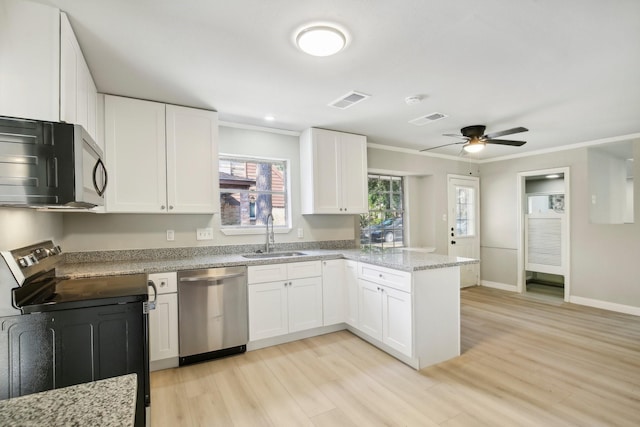 6531 Coral Ridge Rd, Houston, TX 77069 - kitchen featuring visible vents, a sink, appliances with stainless steel finishes, and a peninsula