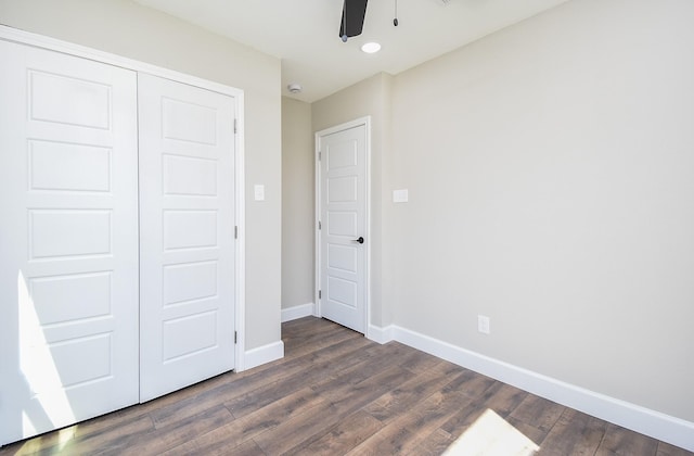 unfurnished bedroom featuring dark wood-style flooring, recessed lighting, baseboards, a ceiling fan, and a closet