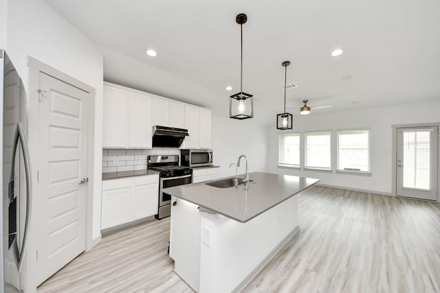 kitchen with a ceiling fan, appliances with stainless steel finishes, tasteful backsplash, a sink, and recessed lighting