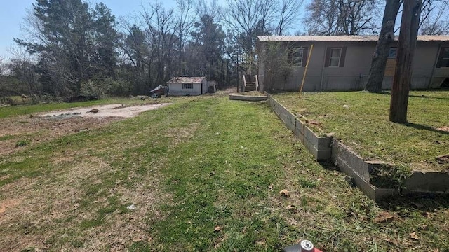 view of yard featuring an outbuilding