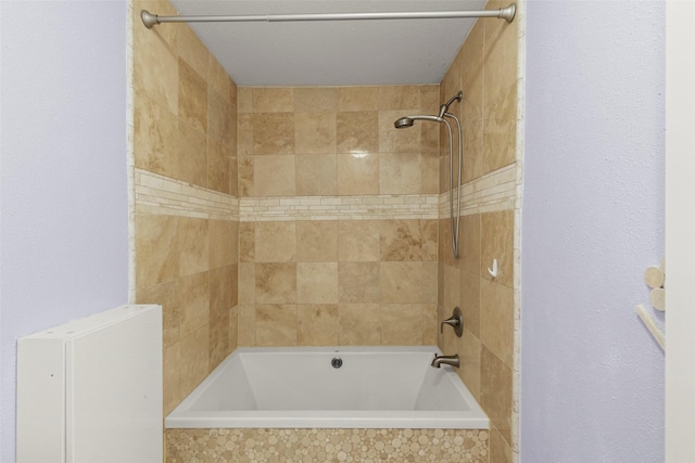 bathroom featuring tiled shower / bath