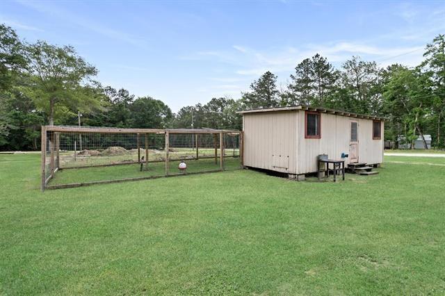 view of yard featuring an outdoor structure