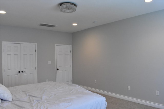 carpeted bedroom featuring baseboards, a closet, recessed lighting, and visible vents