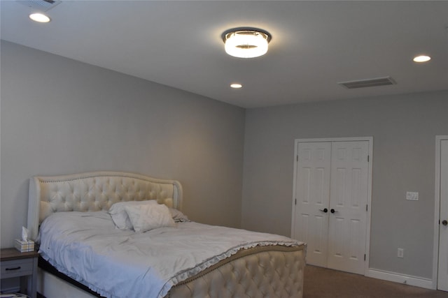 bedroom with baseboards, carpet flooring, recessed lighting, and visible vents