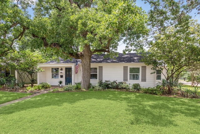 single story home with a front lawn