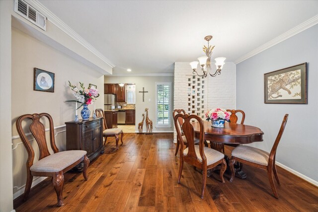 dining room with visible vents, ornamental molding, baseboards, dark wood-style floors, and a notable chandelier