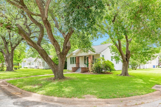 202 10th Ave N, Texas City, TX 77590 - bungalow-style house with a porch and a front yard