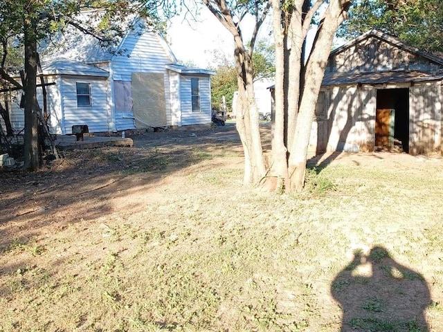 view of yard featuring an outbuilding