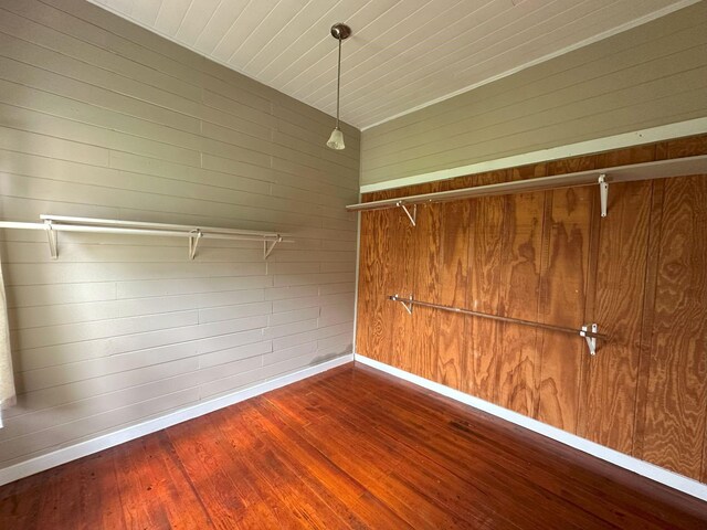 walk in closet with hardwood / wood-style floors