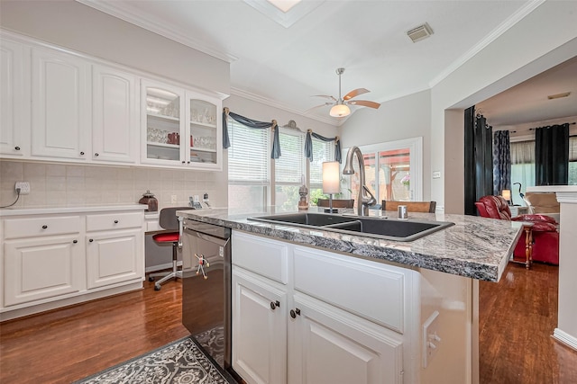 kitchen with visible vents, crown molding, dishwashing machine, a sink, and dark wood finished floors