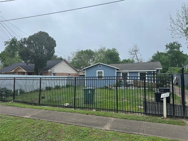 5526 Bunte St, Houston, TX 77026 - view of front facade with fence and a front lawn