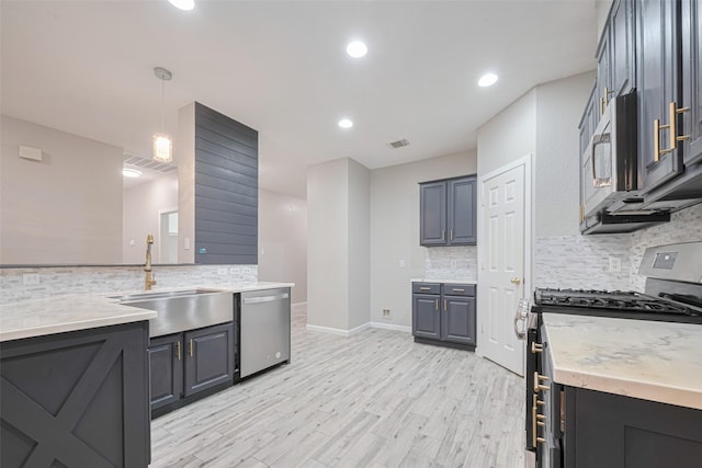 kitchen with stainless steel appliances, visible vents, a sink, and tasteful backsplash