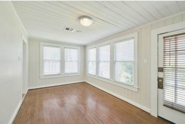 219 W 13th St, Houston, TX 77008 - unfurnished room featuring crown molding, wood-type flooring, and a healthy amount of sunlight