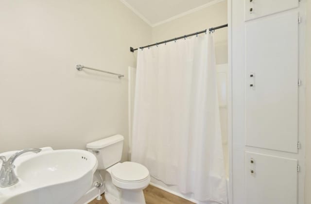 219 W 13th St, Houston, TX 77008 - bathroom featuring crown molding, wood finished floors, a sink, toilet, and shower / bathtub combination with curtain