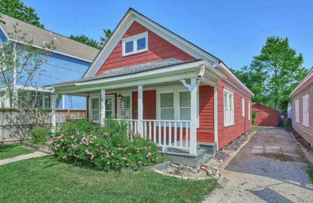 219 W 13th St, Houston, TX 77008 - shotgun-style home with a porch