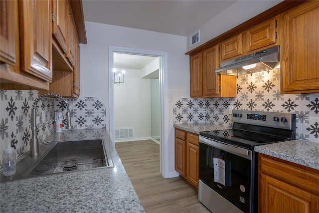 1311 Antoine Dr Unit 245, Houston, TX 77055 - kitchen featuring under cabinet range hood, electric range, visible vents, and a sink