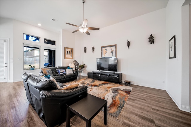 living area with visible vents, wood finished floors, baseboards, recessed lighting, and a ceiling fan
