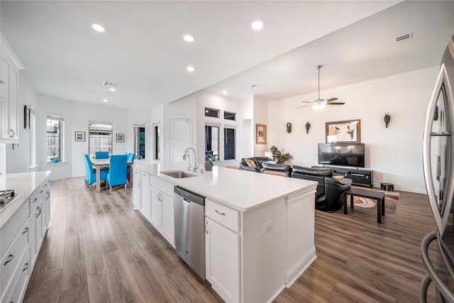 kitchen featuring a sink, stainless steel appliances, wood finished floors, and visible vents