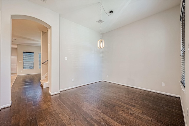 9154 Sunlight Oak Ln, Houston, TX 77070 - unfurnished room featuring dark wood-style flooring, visible vents, arched walkways, stairway, and baseboards