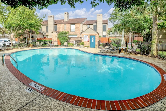 1201 Mcduffie St Unit 169, Houston, TX 77019 - community pool featuring fence and a patio area