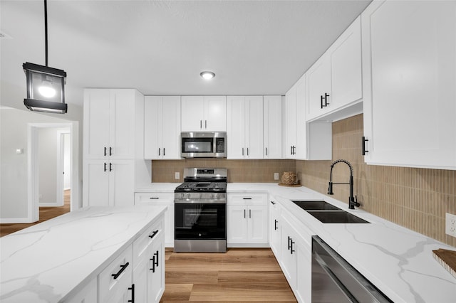 409 24th Ave N, Texas City, TX 77590 - kitchen with stainless steel appliances, light wood-type flooring, and decorative backsplash