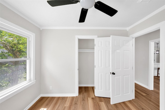 409 24th Ave N, Texas City, TX 77590 - unfurnished bedroom featuring light wood-style flooring, ornamental molding, a closet, and a ceiling fan
