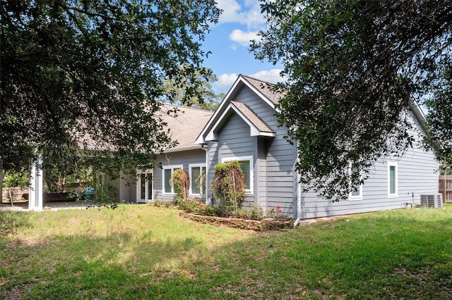207 W Neyland St, Colmesneil, TX 75938 - view of front of house with roof with shingles, cooling unit, and a front yard