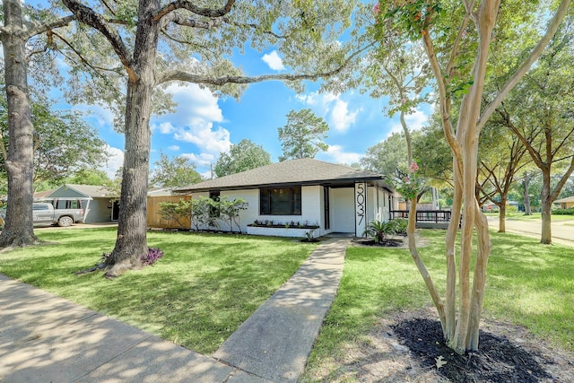 view of front facade with a front lawn