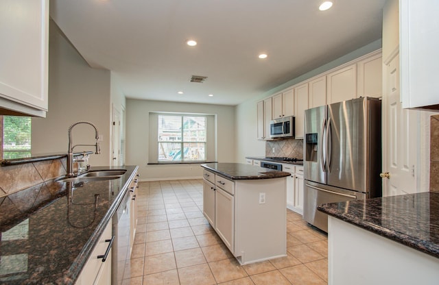 18611 Camellia Estates Ln, Cypress, TX 77429 - kitchen with decorative backsplash, visible vents, appliances with stainless steel finishes, a sink, and recessed lighting