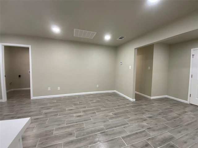 unfurnished room featuring visible vents, recessed lighting, and baseboards