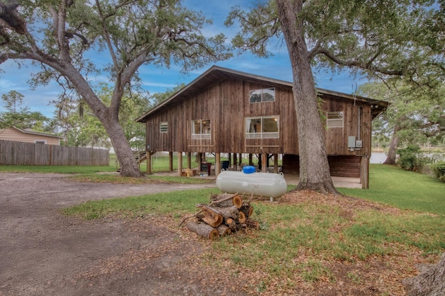 6348 County Road 659, Brazoria, TX 77422 - view of front of house featuring fence and a front yard