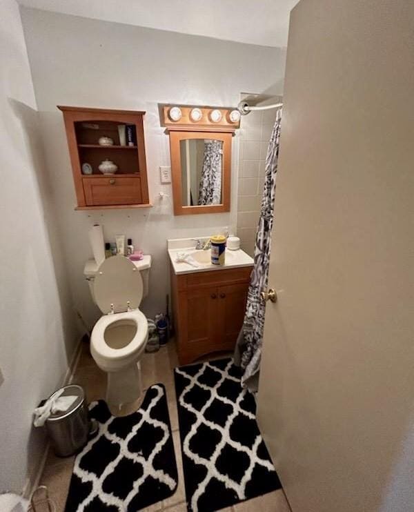 full bathroom with vanity, toilet, and a shower with shower curtain