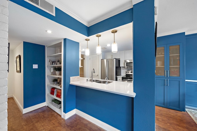 8944 Chatsworth Dr, Houston, TX 77024 - kitchen featuring a sink, stainless steel appliances, a peninsula, visible vents, and dark wood-style floors