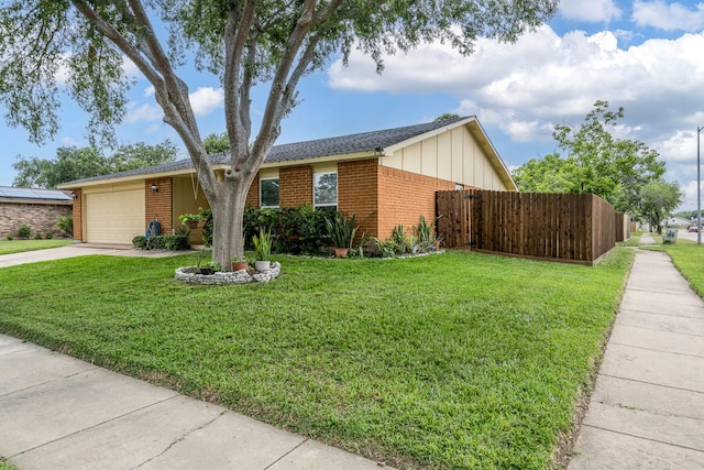 view of front facade featuring brick siding, a front lawn, fence, and driveway