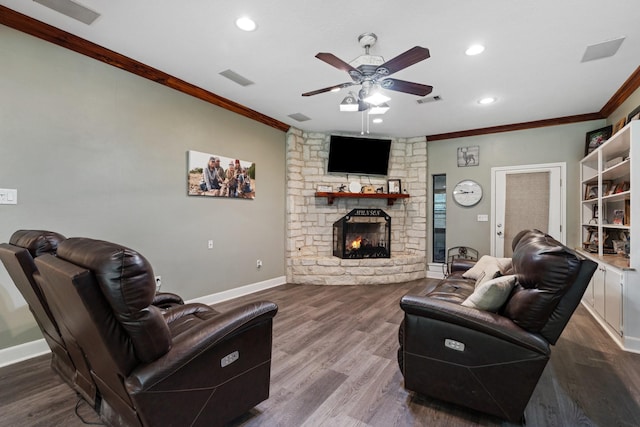 living area featuring baseboards, ornamental molding, a ceiling fan, and visible vents