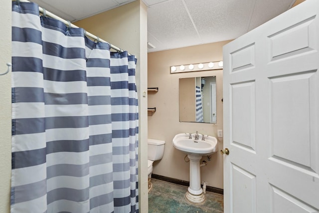 full bathroom with a sink, baseboards, toilet, and a shower with shower curtain