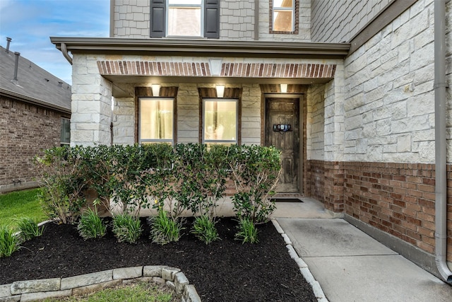 entrance to property featuring a porch
